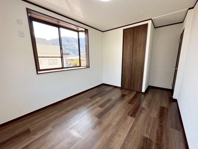 大枝北沓掛町３丁目の洋室|出窓部分は奥行きがあり、お部屋に開放感をもたらします。ちょっとした小物や植物を飾って楽しむこともできちゃいます！（R8.4撮影）