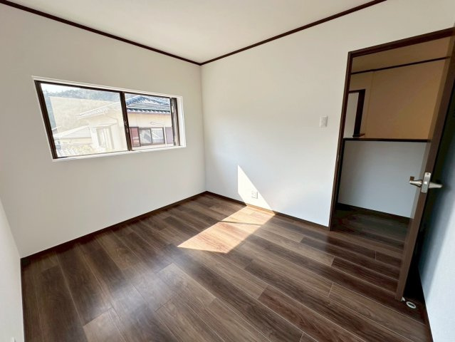 大枝北沓掛町３丁目の洋室|ベッドや机など無理なく配置できる広さ。また全居室に収納を設け、お部屋がスッキリ片付き居住空間を広く活用できちゃいます！（R8.4撮影）