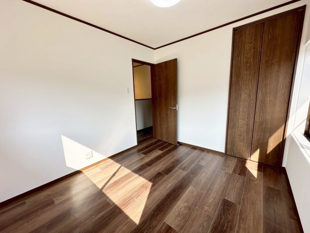 大枝北沓掛町３丁目の洋室|全居室に収納を設けている為、生活感が出にくく住環境を広々お使いいただけます。（R8.4撮影）