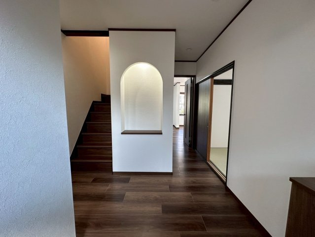 大枝北沓掛町３丁目の洋室|お写真や小物を飾ることができるニッチ。自分らしさを表現できる小さなギャラリーに。（R8.4撮影）