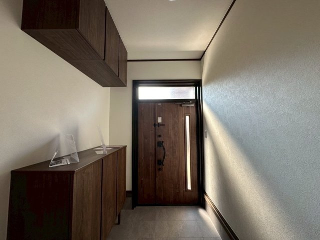 大枝北沓掛町３丁目の洋室|住まいの「顔」となる玄関。シューズボックスが備え付けられており、玄関周りがスッキリ片付きます。（R8.4撮影）