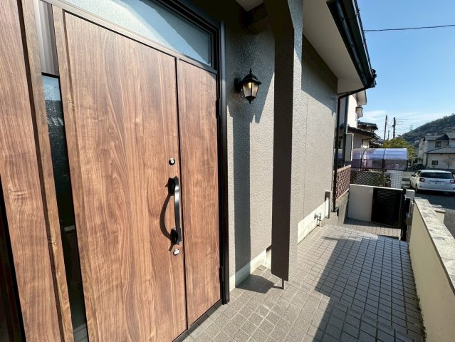 大枝北沓掛町３丁目の洋室|ゆったりとしたポーチには自転車やベビーカーなども置けちゃいます！