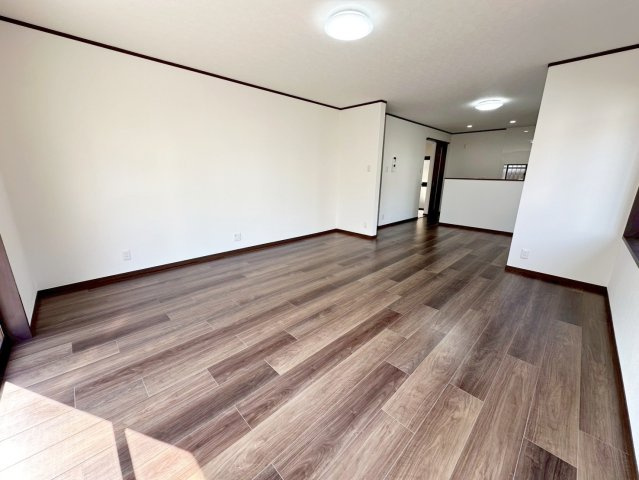 大枝北沓掛町３丁目の居間・リビング|道路から少し高さのある位置にお部屋があるため、通行人の視線を気にせずゆったりとおくつろぎいただけます。（R8.4撮影）