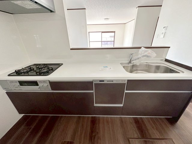 大枝北沓掛町３丁目のキッチン|調理器具や調味料などたっぷり収納できるため、キッチン回りがスッキリ片付き作業スペースを広く活用できちゃいます！（R8.4撮影）