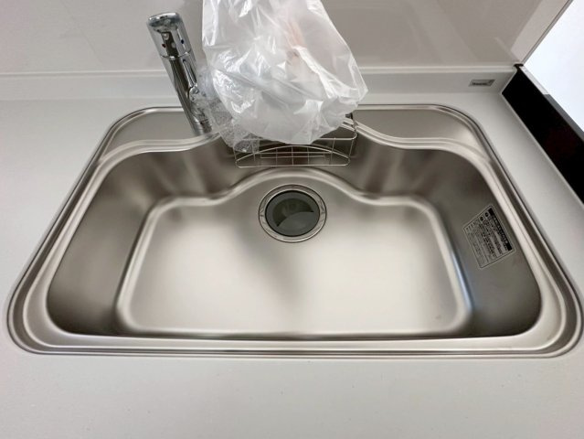 大枝北沓掛町３丁目のキッチン|スポンジや食器洗剤など置くゆとりがございます。（R8.4撮影）
