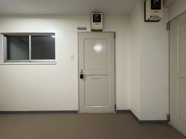 【その他共用部分】 | ニュー荻窪マンション | 皆様をお迎えする、お部屋の玄関ドア。開けやすさや開放角度、ドアノブの操作しやすさや鍵の形状などを、現地で一度ご確認ください。～即日のご見学可能～　お問合せはお気軽にどうぞ。