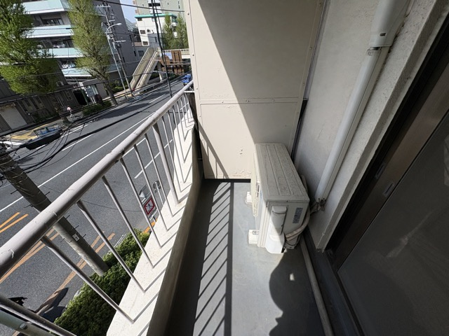 【バルコニー】 | ニュー荻窪マンション | バルコニーの様子。ここからの眺めが、日々のストレスを発散してくれることでしょう。ちなみにバルコニーは専有部分ではなく「共用部分」の扱いです。～即日のご見学可能～　お問合せはお気軽にどうぞ。
