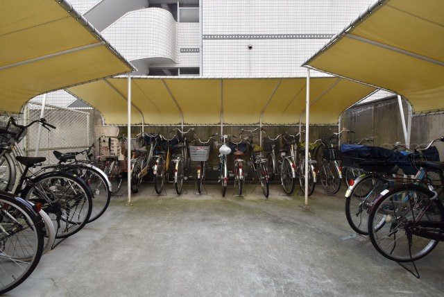 【駐輪場】 | ニュー荻窪マンション | 自転車置き場。マンションの共用部にあたります。空きの有無や駐輪料金、各戸の台数制限などについては、改めてお問い合わせください。～即日のご見学可能～　お問合せはお気軽にどうぞ。