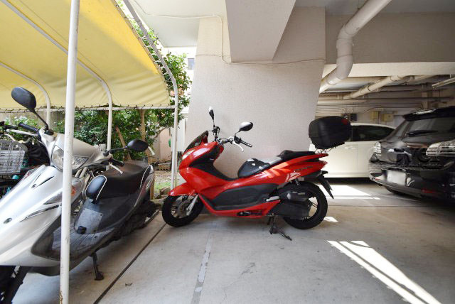 【駐車場】 | ニュー荻窪マンション | バイク置き場。空き区画の有無や駐輪料金、サイズおよび排気量規定などについては、改めてお問い合わせください。～即日のご見学可能～　お問合せはお気軽にどうぞ。