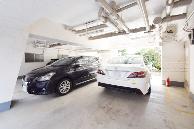 【駐車場】 | ニュー荻窪マンション | マンションの駐車場スペース。空きの有無や駐車料金、サイズ規定などについては、改めてお問い合わせください。～即日のご見学可能～　お問合せはお気軽にどうぞ。