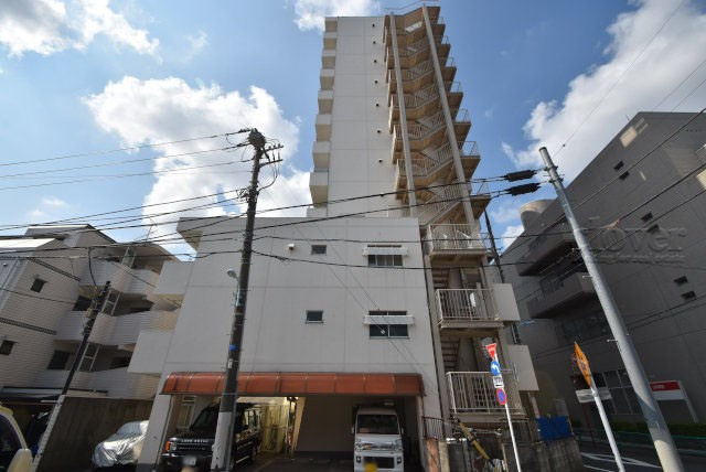 【現況写真】 | ニュー荻窪マンション | 私たち不動産業スタッフは、よく「いい面構えの建物です」「雰囲気ありますねえ」という言葉を使いますが、当マンションもまさにそのような姿で佇んでいます。～即日のご見学可能～　お問合せはお気軽にどうぞ。