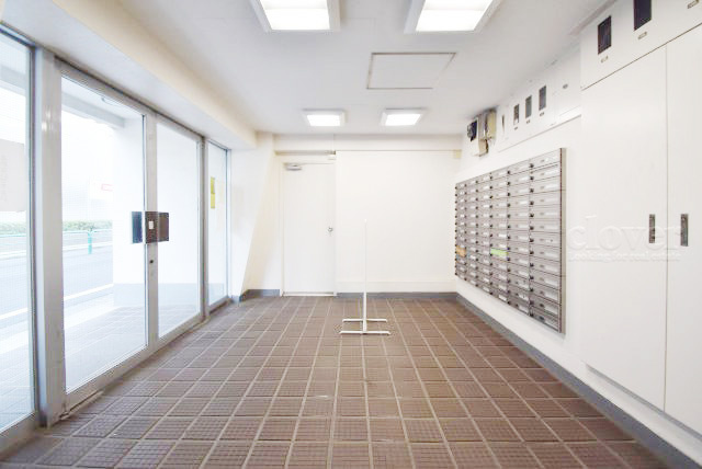 【ロビー】 | ニュー荻窪マンション | 集合ポストなどを備えたエントランスホール。ここもマンションの顔となる部分であり、しっかりと清掃の行き届いたさまに安心感をおぼえます。～即日のご見学可能～　お問合せはお気軽にどうぞ。