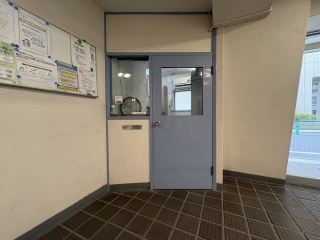 【受付】 | ニュー荻窪マンション | 管理人さんが勤務する管理室です。マンションに出入りする人たちを見守り、注意を払ってくれています。～即日のご見学可能～　お問合せはお気軽にどうぞ。