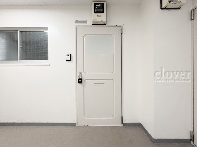 【その他共用部分】 | ニュー荻窪マンション | 皆様をお迎えする、お部屋の玄関ドア。開けやすさや開放角度、ドアノブの操作しやすさや鍵の形状などを、現地で一度ご確認ください。～即日のご見学可能～　お問合せはお気軽にどうぞ。