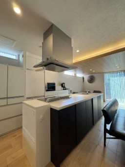 【注文仕様の築浅美邸】高知市福井扇町　中古一戸建てのキッチン|料理が楽しくなるアイランドキッチン。換気効率の良いスタイリッシュなレンジフード☆