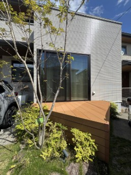 【注文仕様の築浅美邸】高知市福井扇町　中古一戸建ての庭|内と外をつなぐウッドデッキ♪