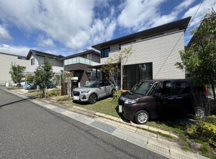 【注文仕様の築浅美邸】高知市福井扇町　中古一戸建ての前面道路含む現地写真|ゆとりあるカースペース。前面道路も広く、入出庫がスムーズです！