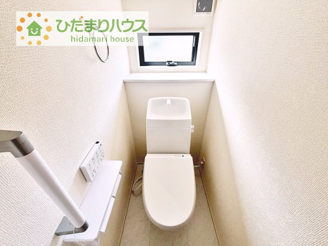【トイレ】 | かすみがうら市下稲吉2期　新築戸建　8号棟 | 1・2階にトイレあり。階段を降りなくてもいいので、高齢者の方も優しい☆彡