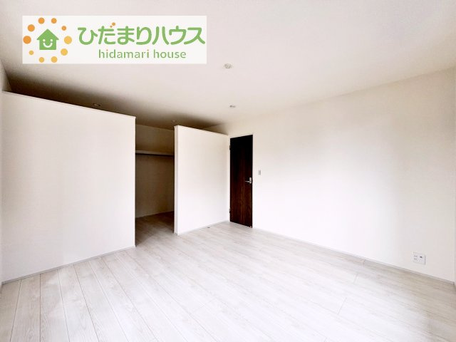 【寝室】 | かすみがうら市下稲吉2期　新築戸建　8号棟 | ゆとりのある主寝室！ご家族全員で寝れちゃいます♪