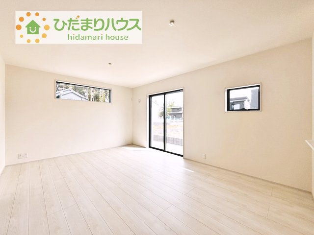 【居間・リビング】 | かすみがうら市下稲吉2期　新築戸建　8号棟 | 南に面した大きな窓から差し込む光で日中は電気いらず♪