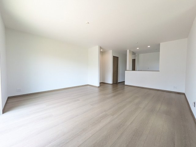 八王子市　弐分方町　新築一戸建て　１１期の居間・リビング|～19.75帖の明るく開放感のあるLDK、家族団欒の時間をお過ごしいただけます～