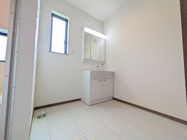 八王子市　弐分方町　新築一戸建て　１１期の脱衣所|～窓付きで明るい洗面所　換気もしやすいです～