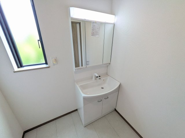八王子市　弐分方町　新築一戸建て　１１期の独立洗面台|～３面鏡付きの独立洗面台　細々している物をスッキリ収納出来ます～