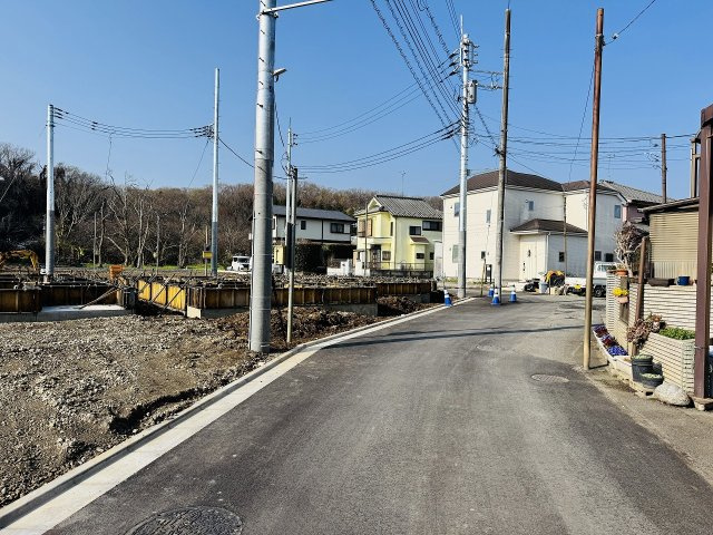 八王子市　弐分方町　新築一戸建て　１１期の前面道路含む現地写真|～北5.25ｍ・南5ｍ道路　両面道路につき陽当たり・風通しも良好です～