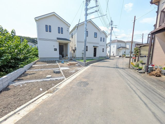八王子市　弐分方町　新築一戸建て　１１期の前面道路含む現地写真|～北5.25ｍ・南5ｍ道路　両面道路につき陽当たり・風通しも良好です～