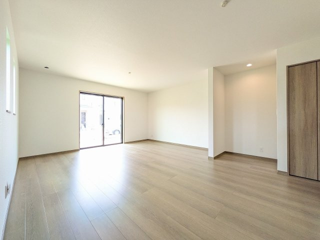 八王子市　弐分方町　新築一戸建て　１１期の居間・リビング|～19.75帖の明るく開放感のあるLDK、家族団欒の時間をお過ごしいただけます～