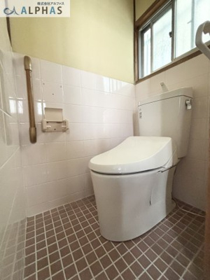 【トイレ】 | 明石市貴崎五丁目　一戸建て | ■清潔感あふれるトイレに窓があり換気しやすい♪