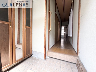 【玄関】 | 明石市貴崎五丁目　一戸建て | ■玄関には姿見付きの靴箱がございますので豊富に収納可能です♪