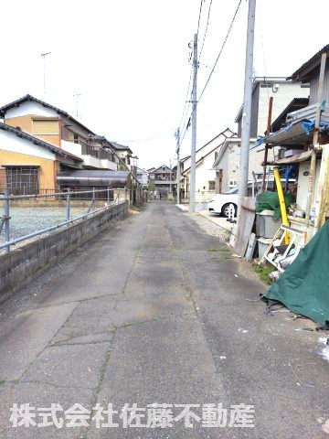 鴻巣市加美３丁目の売地の前面道路含む現地写真