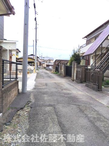鴻巣市加美３丁目の売地の前面道路含む現地写真