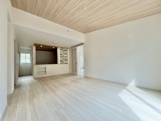 ブルーミングガーデン 磐田市東新町2丁目 1期1号棟の居間・リビング|19帖のLDKは落ち着いた雰囲気。家族みんなでのびのびと過ごすのにピッタリです！
