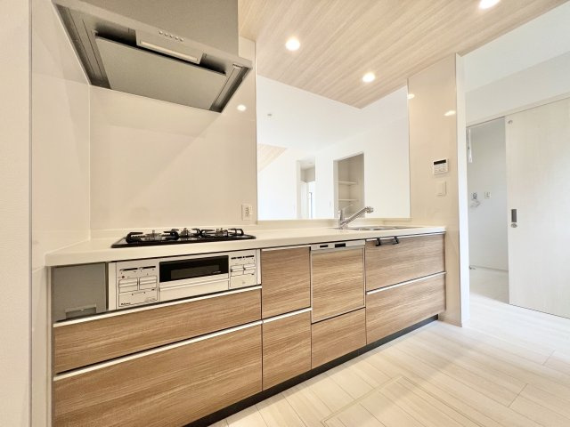 ブルーミングガーデン 磐田市東新町2丁目 1期1号棟のキッチン|奥行のあるキッチンは家事動線の確保がしやすく、食事の支度がスムーズに行えます！