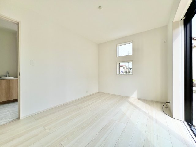 ブルーミングガーデン 磐田市東新町2丁目 1期1号棟の洋室|南に位置する６帖の洋室！！
日差しが入り込みます。