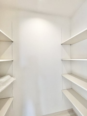 ブルーミングガーデン 磐田市東新町2丁目 1期1号棟の収納|リビングにパントリー付！！
大容量のため、スペースに困りません。