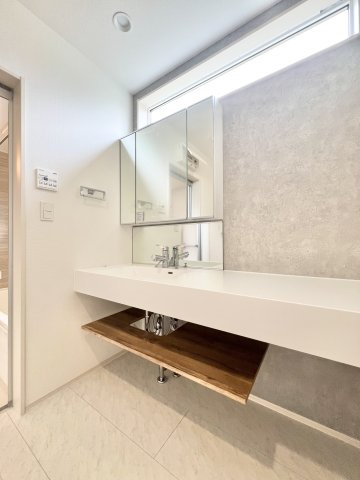 ブルーミングガーデン 磐田市東新町2丁目 1期1号棟の独立洗面台|リビングから続く洗面室＆脱衣室は外国の家のような造りがオシャレ！
