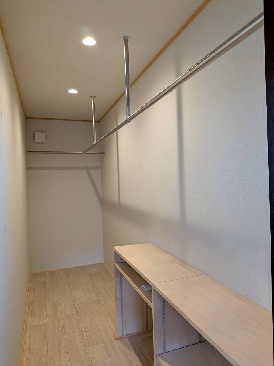 昭和中央５丁目　売家の寝室|◎2F寝室のクローゼットです。◎適材適所の収納で生活動線を確保。