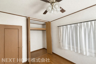 【洋室】 | 川辺郡猪名川町旭ヶ丘中古戸建 | ２階洋室６帖です♪各居室には収納スペースも設けられております！！