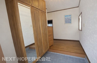 【玄関】 | 川辺郡猪名川町旭ヶ丘中古戸建 | 玄関には大きなシューズBOXが設けられております♪ご家族のたくさんの靴もスッキリ収納できます！！