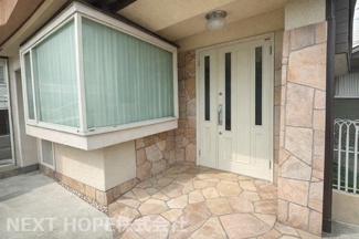 【玄関】 | 川辺郡猪名川町旭ヶ丘中古戸建 | 玄関は親子扉です♪大きな家具の搬入もできます！！