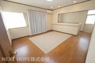 【居間・リビング】 | 川辺郡猪名川町旭ヶ丘中古戸建 | LDKは約１４帖の大空間です♪出窓も有り、たいへん明るい室内です！！