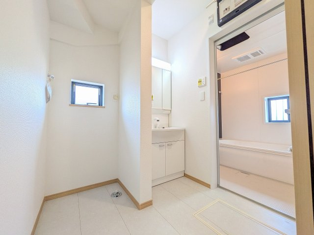 八王子市　弐分方町　新築一戸建て　１１期の脱衣所|～窓付きで明るい洗面所　換気もしやすいです～