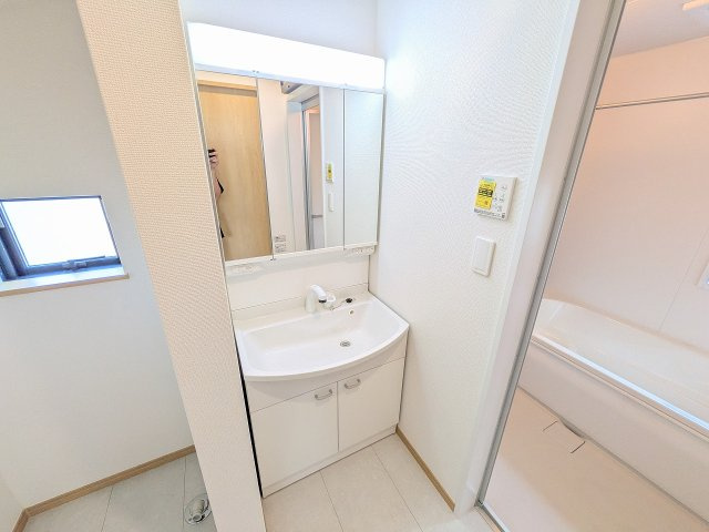 八王子市　弐分方町　新築一戸建て　１１期の独立洗面台|～３面鏡付きの独立洗面台　細々している物をスッキリ収納出来ます～