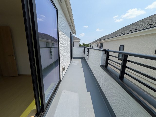 八王子市　弐分方町　新築一戸建て　１１期のバルコニー|～2部屋から出入り可能なバルコニー　陽当たり良好、洗濯物がよく乾きそうです～