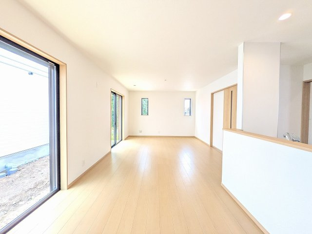 八王子市　弐分方町　新築一戸建て　１１期の居間・リビング|～19.0帖の明るく開放感のあるLDK、家族団欒の時間をお過ごしいただけます～