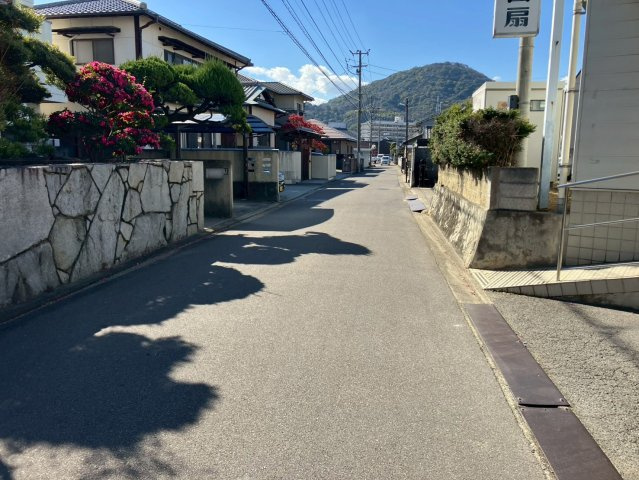 宇多津町岩屋　RC造5SLDKリフォーム戸建の前面道路含む現地写真