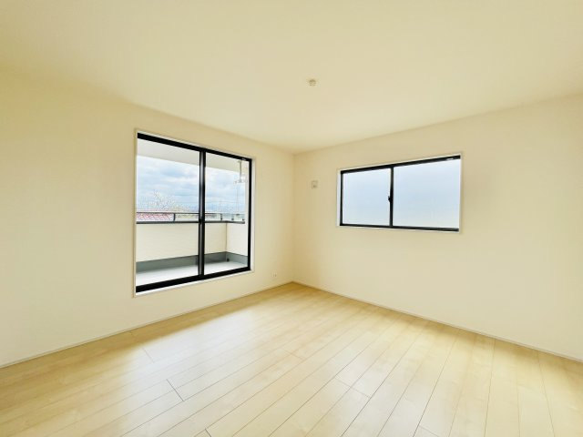 前橋小屋原の洋室|8帖主寝室は大きなベッドを設置してもゆとりのある空間♪